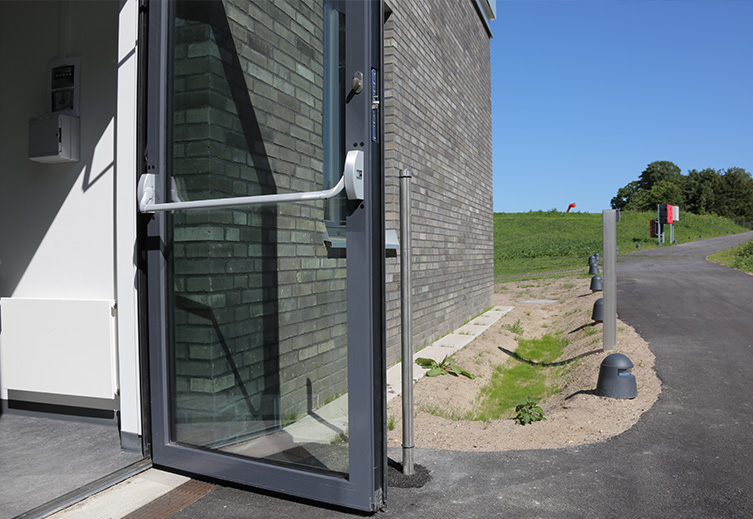 nødudgangsstang ved flugtvej